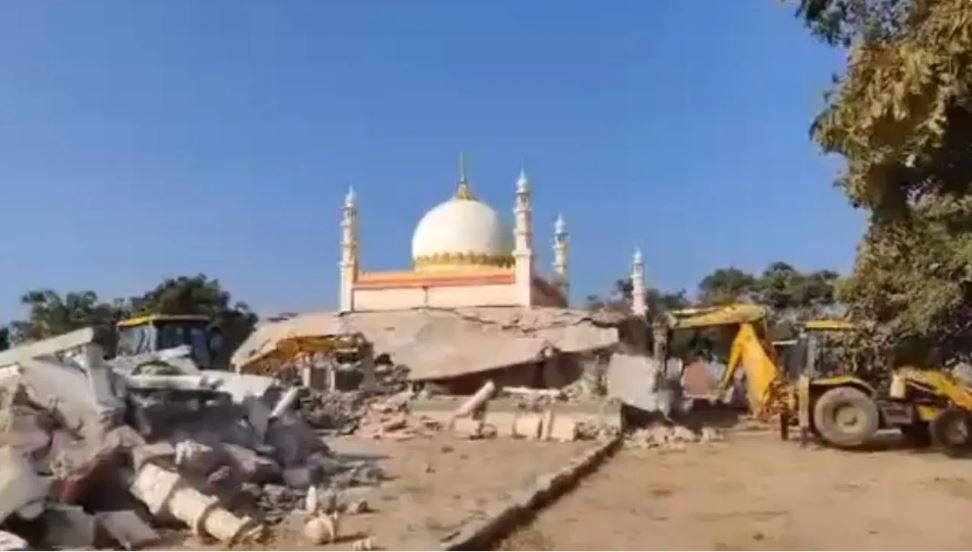 द्वारका में 3 दिन से गरज रहा बुलडोजर, अब ‘पंज पीर’ की दरगाह पर चला