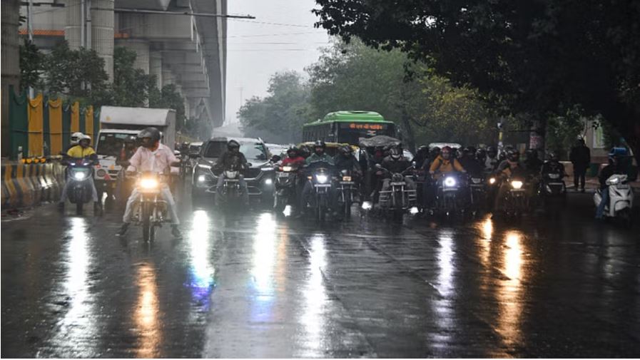दिल्ली-एनसीआर: रात भर से रुक-रुककर हो रही बारिश, बादल गरजे... कड़क रही है बिजली
