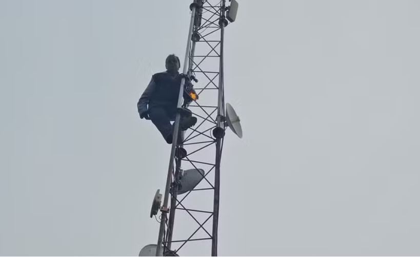 ऋषिकेश: पेट्रोल की बोतल लेकर मोबाइल टावर पर चढ़ा दुकानदार, मचा हड़कंप