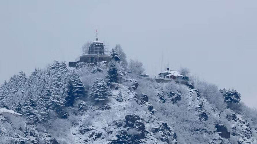 दिल्ली-यूपी में शीतलहर से ठिठुरे लोग, कश्मीर-हिमाचल में बर्फबारी का दौर