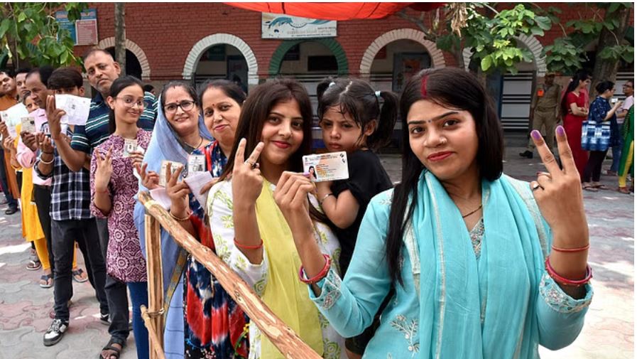 दिल्ली चुनाव: वोटर बनने में महिलाएं पीछे, किसी भी सीट पर पुरुषों के बराबर नहीं