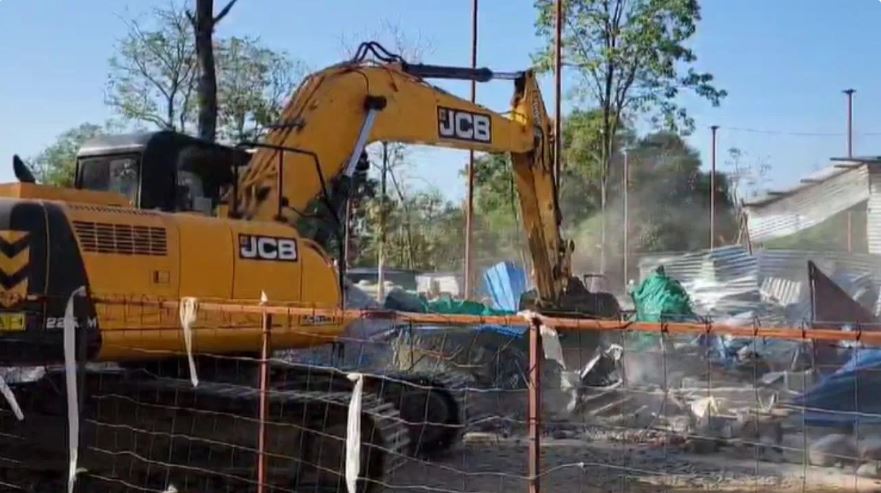 पत्रकार की हत्या: अब आरोपी ठेकेदार के ठिकानों पर चला बुलडोजर