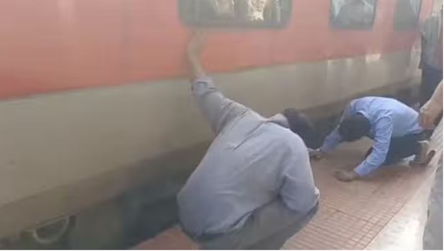 डिब्रूगढ़ राजधानी एक्सप्रेस की बोगी के नीचे से उठने लगा धुआं, स्टेशन पर मची अफरातफरी