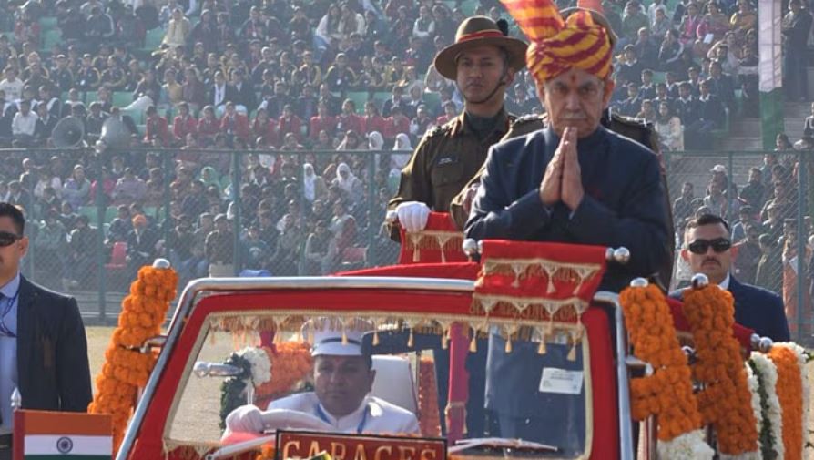 एलजी ने जम्मू में 76वें गणतंत्र दिवस पर तिरंगा फहराया, शहीदों को दी श्रद्धांजलि