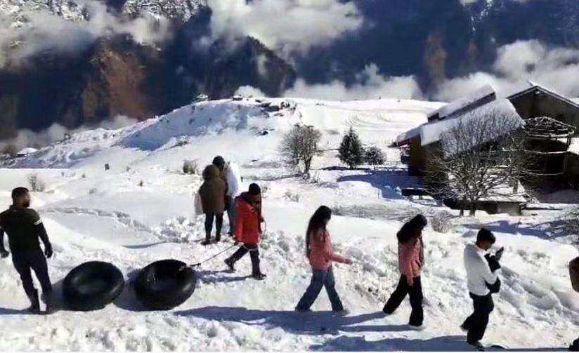 दो दिन बाद रुकी बर्फबारी, बदरीनाथ हाईवे माणा गांव तक बंद