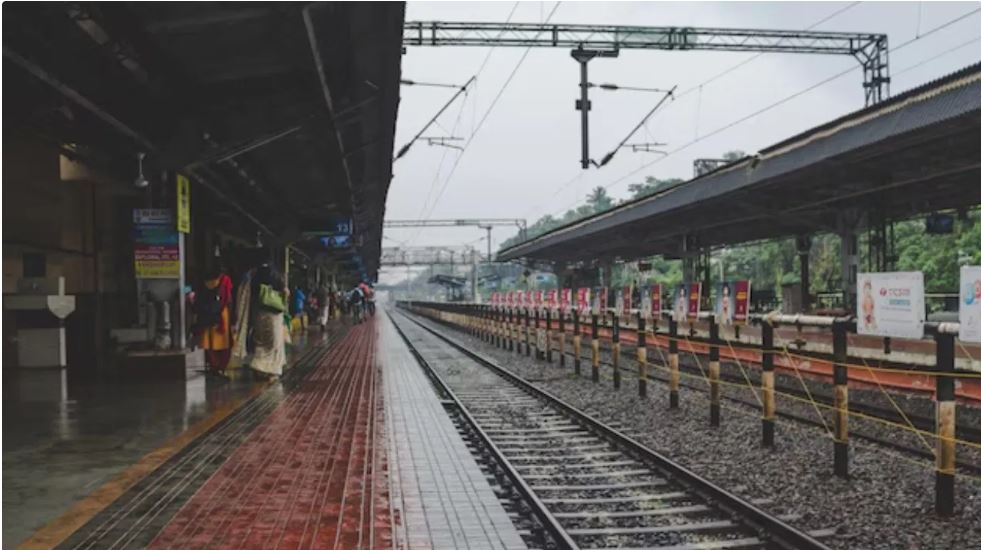 नालंदा: स्टेशन के इलेक्ट्रिक तार की चोरी, करंट से ट्रैक मैन झुलस गया