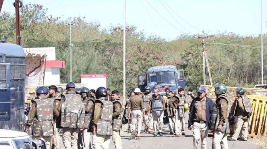 पीथमपुरा में फिर बवाल: पुलिस पर मिर्च पाउडर फेंका, कंपनी पर पथराव के बाद आंसू गैस छोड़ी