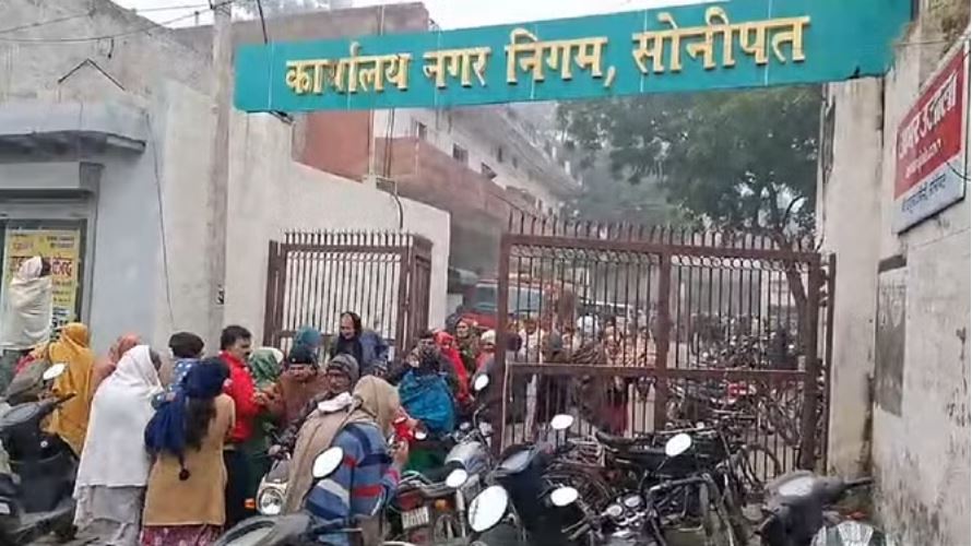 सोनीपत में दस्तावेजों की जांच के लिए 5 बजे से लाइन में लग रहे पेंशनधारक