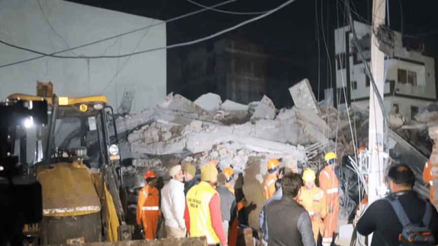 दिल्ली: बुराड़ी हादसे में अब तक दो लड़कियों की मौत, 13 लोगों को किया गया रेस्क्यू