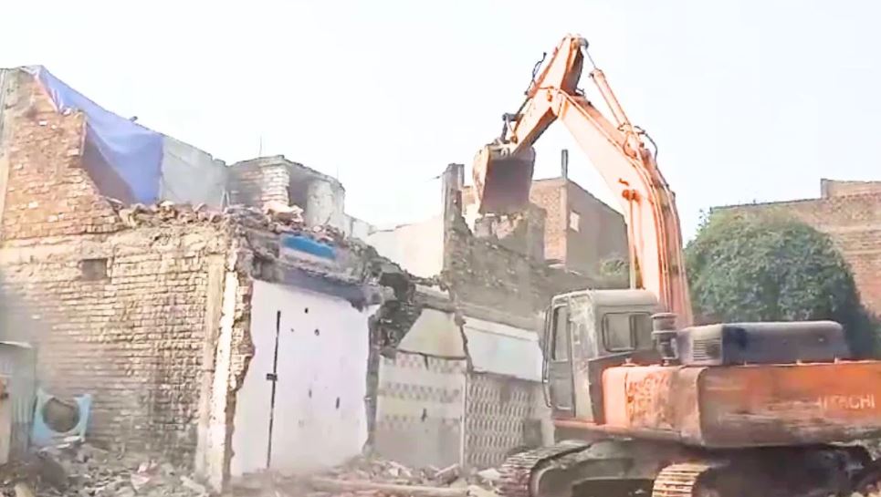 महाकालेश्वर मंदिर के 500 मीटर क्षेत्र में गरजा बुलडोजर, 250 अवैध मकान ध्वस्त