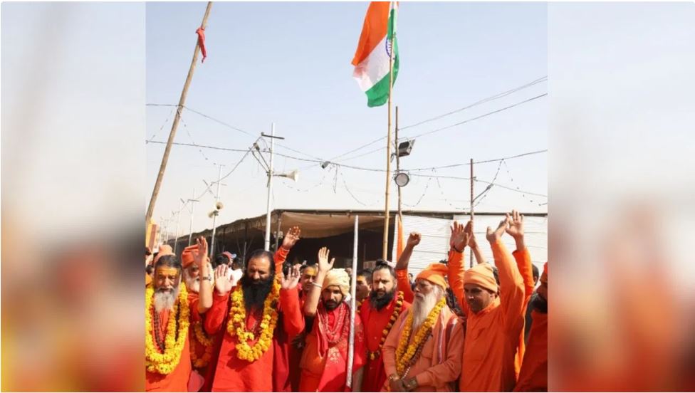 राष्ट्रभक्ति और अध्यात्म का संगम, महाकुंभ में संतों ने फहराया तिरंगा