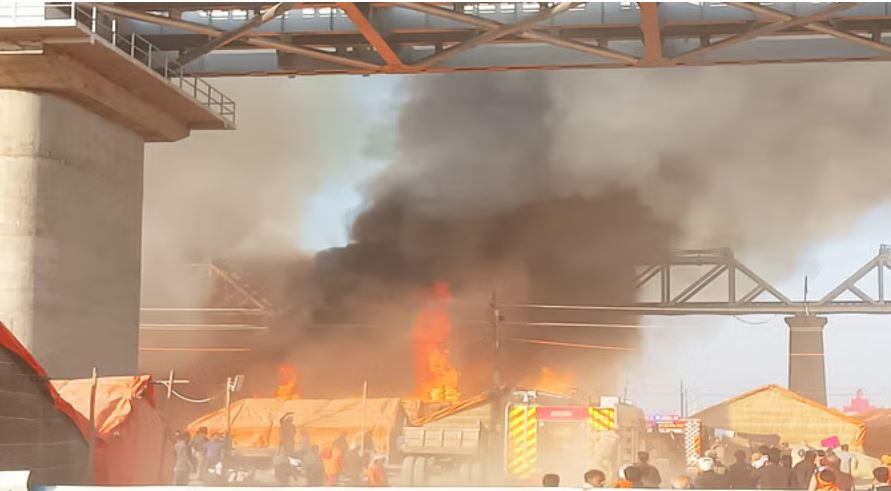 महाकुंभ: आग लगने के बाद धमाके के साथ फटने लगे सिलिंडर, गीता प्रेस के कॉटेज जले