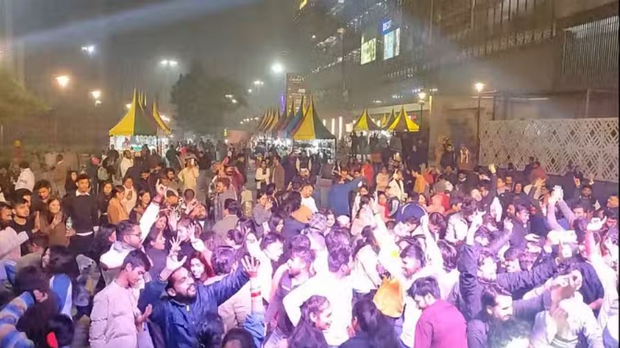 दिल्ली-एनसीआर में नववर्ष के स्वागत में झूमे लोग, डीजे की धुन पर जमकर थिरके