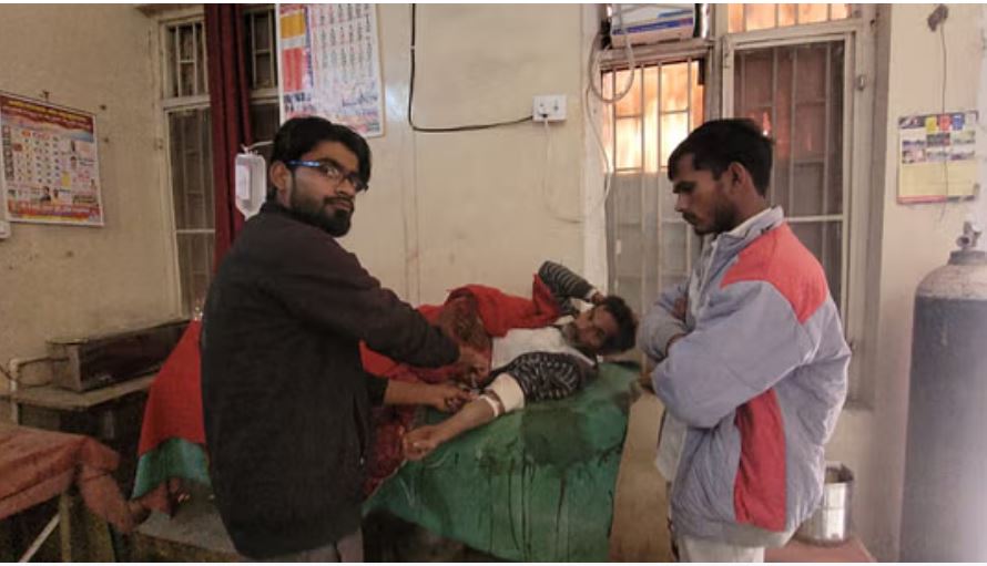 अधेड़ ने प्राइवेट पार्ट काटकर शिवलिंग पर चढ़ाया, मंदिर में देखने वालों की लगी भीड़