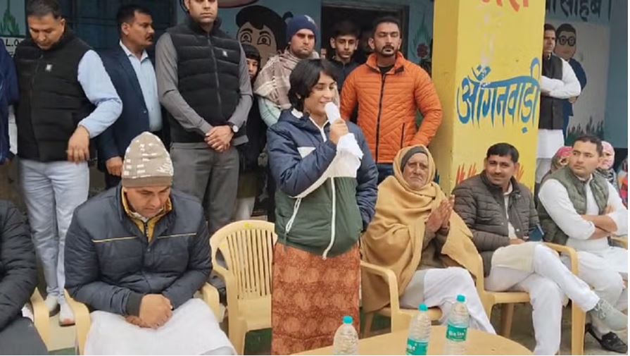 विनेश फोगाट ने हथवाला, अकालगढ़ और बुढ़ा खेड़ा गांव में ग्रामीणों की समस्याएं सुनी