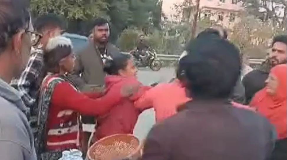 निगम कर्मियों को जड़े थप्पड़, अवैध कब्जा हटाने पहुंची थी टीम