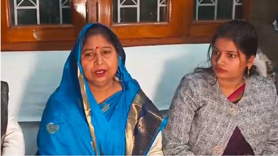 कांग्रेस सांसद पर रेप का आरोप: ...अब मीडिया के सामने आईं पत्नी, कोर्ट से उम्मीद