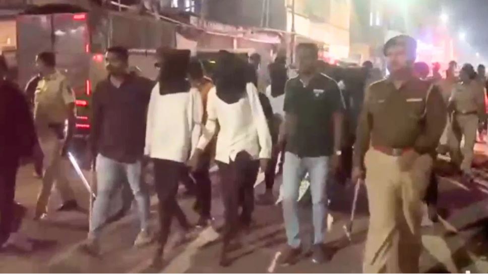 जेल से गैंगस्टर के छूटने पर दोस्तों ने निकाला जुलूस,पुलिस ने कराई परेड