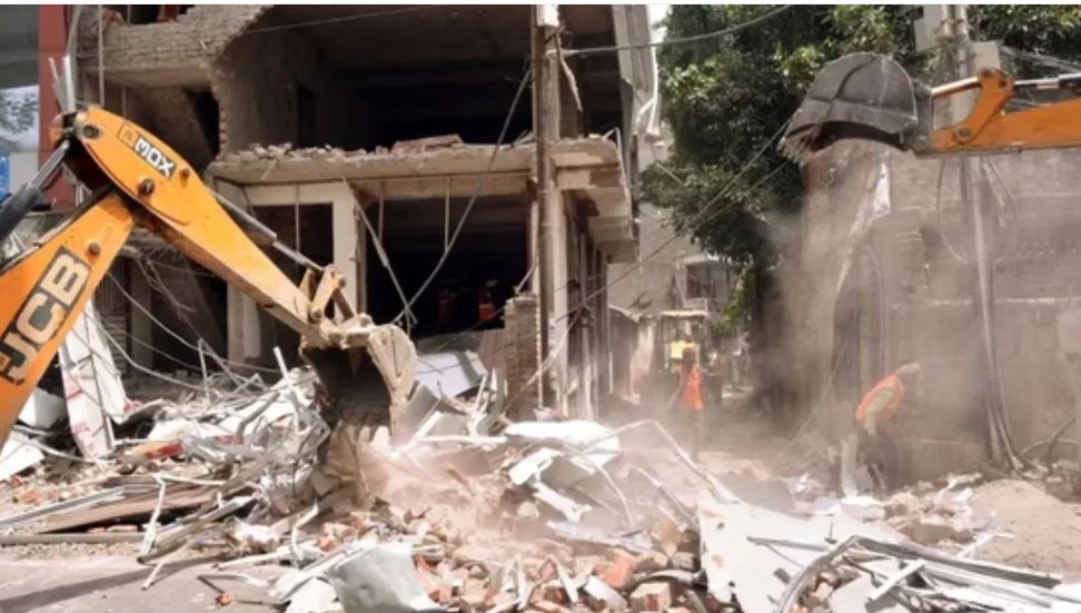 संभल में 123 मकानों और दुकानों पर चलेगा बुलडोजर! प्रशासन का नोटिस