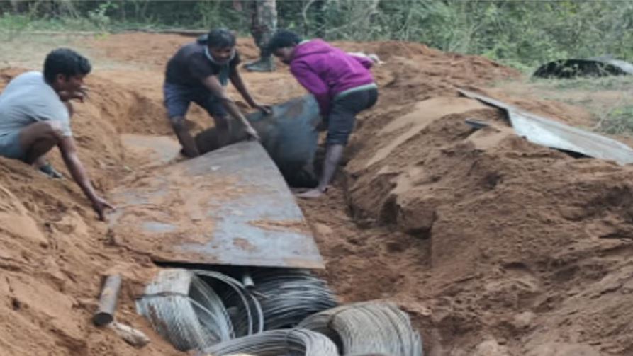 छत्तीसगढ़ मुठभेड़: हमास आतंकियों की तरह नक्सलियों ने सुरंग में बनाया था ठिकाना