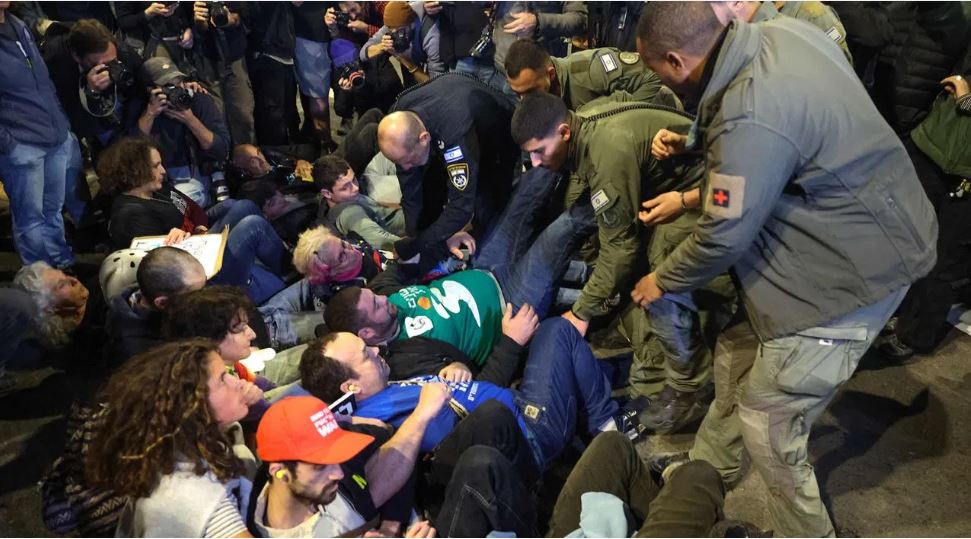 बंधकों की रिहाई के लिए इजराइल में 70 जगह प्रदर्शन, पीएम आवास से 4 गिरफ्तार