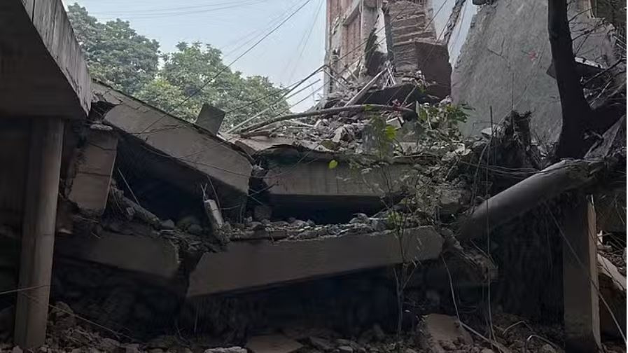 चंडीगढ़: सेक्टर 17 में महफिल होटल की बिल्डिंग गिरी, एक सप्ताह पहले पिलर्स में आई थीं दरारें