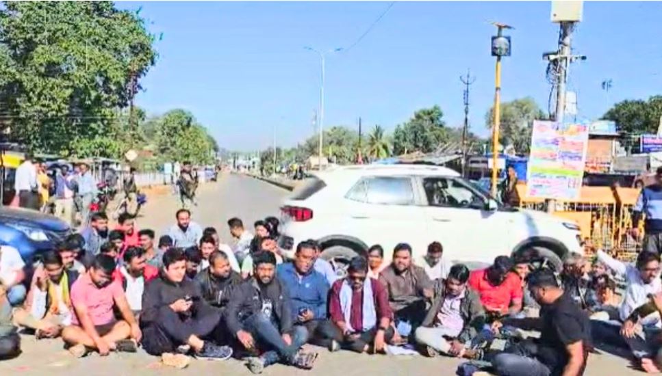 बस्तर: पत्रकार हत्याकांड के विरोध में हाइवे पर चक्काजाम, अब तक 3 हिरासत में