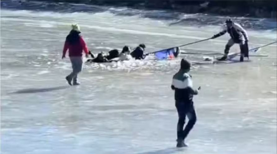 अरुणाचल: जमी झील में हो रही थी मस्ती, अचानक बर्फ टूटी और फंस गए पर्यटक