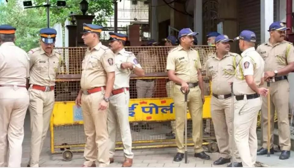 10वीं की चल रही थी परीक्षा, अचानक सीट को लेकर भिड़ गए छात्र, दो को घोंप दिया चाकू