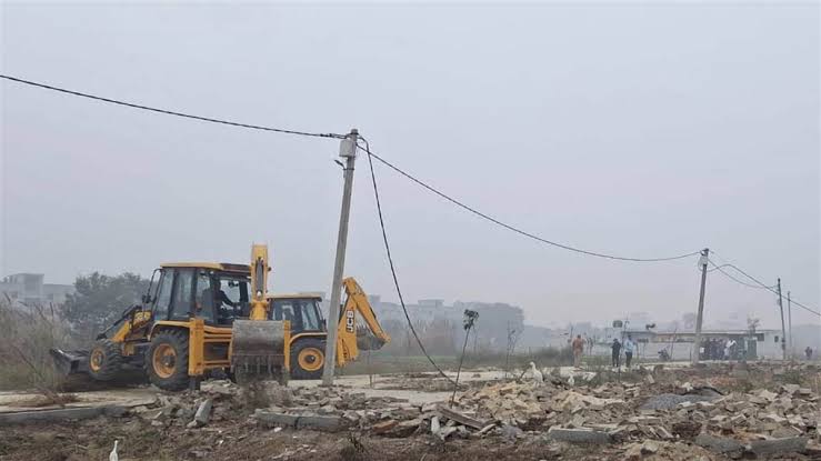 गाजियाबाद में गरजा बुलडोजर, जीडीए की टीम ने कॉलोनी को किया ध्वस्त
