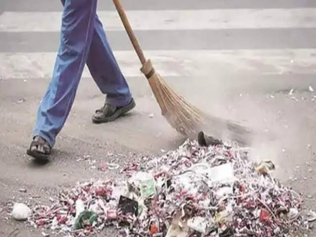 सफाई कर्मचारियों ने लगाया उत्पीड़न का आरोप