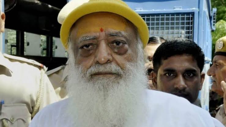 बलात्कार के दोषी आसाराम इलाज के लिए अपने आश्रम अहमदाबाद रवाना