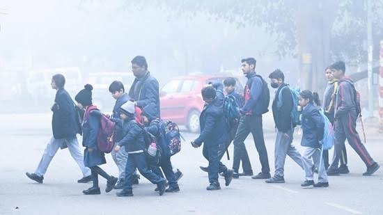 ठंड के चलते नोएडा में कक्षा 8वीं तक के स्कूल बंद