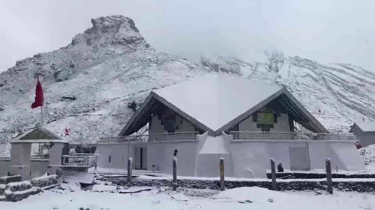 हेमकुंड और बदरीनाथ धाम में हुई बर्फबारी, मैदान में भी ठंड बढ़ी