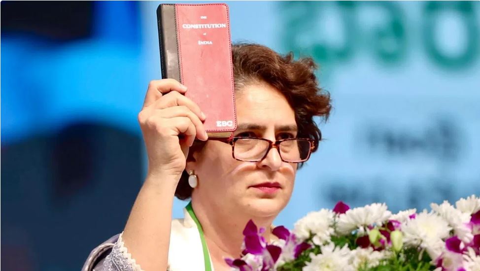 राहुल गांधी से डरती है सरकार, वो संविधान की लड़ाई लड़ रहे हैं: प्रियंका गांधी