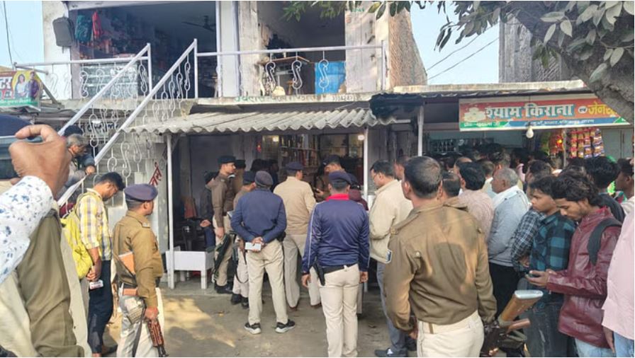 स्वर्ण आभूषण के दुकान में दिन दहाड़े लूट, विरोध करने पर अपराधियों ने की फायरिंग