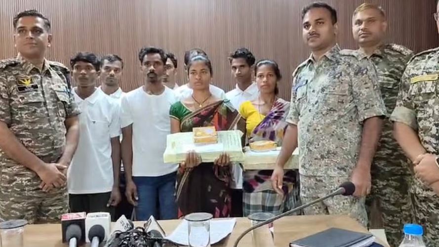 नौ नक्सलियों ने किया सरेंडर: सभी माओवादियों पर घोषित था 43 लाख रुपये का इनाम