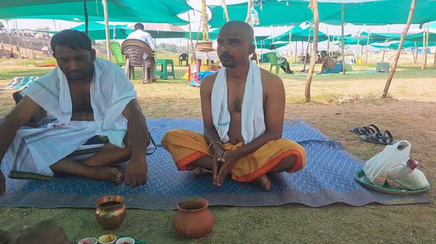 बीजापुर: गोदावरी में विसर्जित की गईं मुकेश की अस्थियां, 15 जनवरी को श्रद्धांजलि सभा