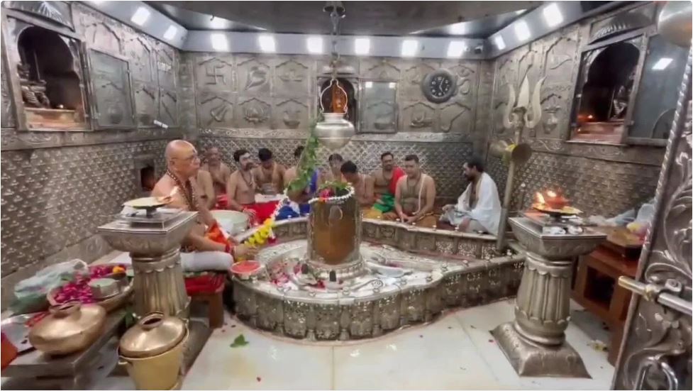 महाकाल की भस्म आरती में मोबाइल पर लगा बैन, मंदिर प्रशासन ने लिया फैसला