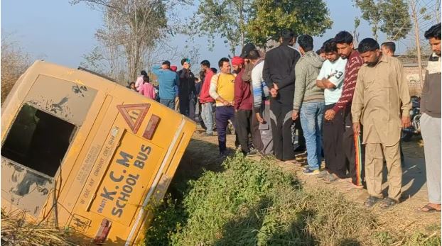स्टेयरिंग लॉक हुआ और पलट गई बस, पठानकोट में बाल-बाल बची 50 बच्चों की जान