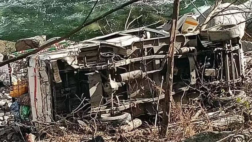 उत्तराखंड: अनियंत्रित होकर 100 मीटर गहरी खाई में गिरा यूटिलिटी वाहन, दो की मौत, तीन घायल