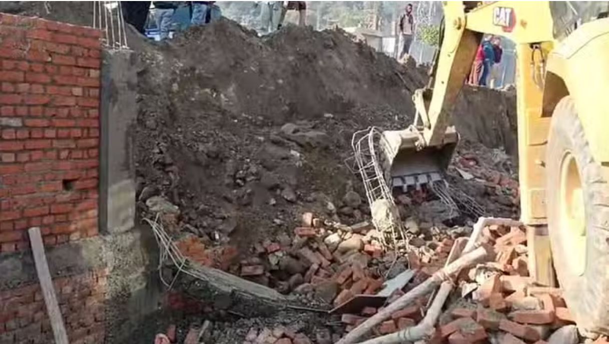 काठगोदाम डिपो पर निर्माण कार्य के दौरान गिरी निर्माणाधीन दीवार, मलबे में दबी महिला मजदूर