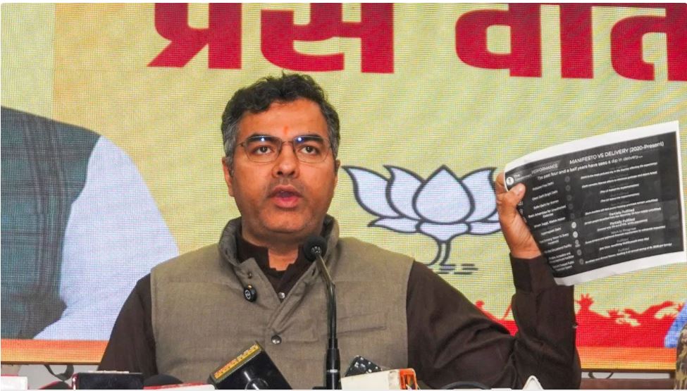 प्रवेश वर्मा का बड़ा आरोप- रोजगार मांगने पर युवाओं को केजरीवाल ने कार से टक्कर मारी