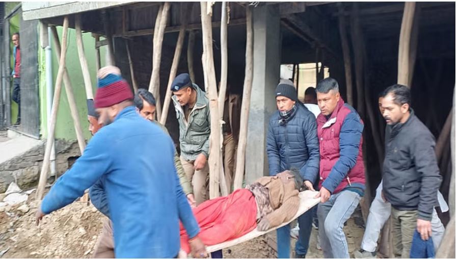 नैनीताल: दीवार गिरने से महिला मलबे में दबी, लोगों ने मिट्टी हटाकर निकाला बाहर