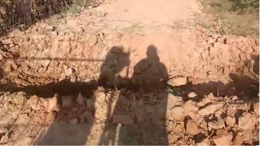 दौसा: पटवारी ने खातेदारी भूमि के आगे खाई खोदकर रास्ता बंद किया