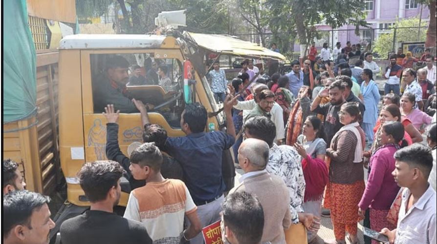 इंदौर में फिर लगी मेघदूत चौपाटी को हटाने पहुंचा निगम का हमला, दुकानदारों ने किया हंगामा