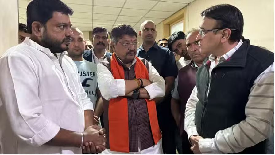 पीथमपुर प्रदर्शन में आत्मदाह में झुलसे युवकों से अस्पताल जाकर मिले मंत्री विजयवर्गीय