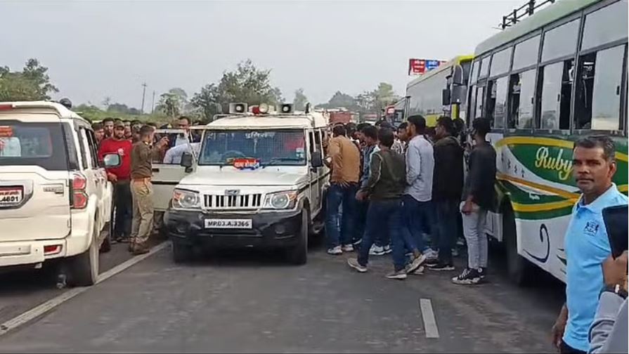उज्जैन: खड़ी बस को तेज रफ्तार डंपर ने मारी टक्कर, दर्जन भर बच्चे घायल