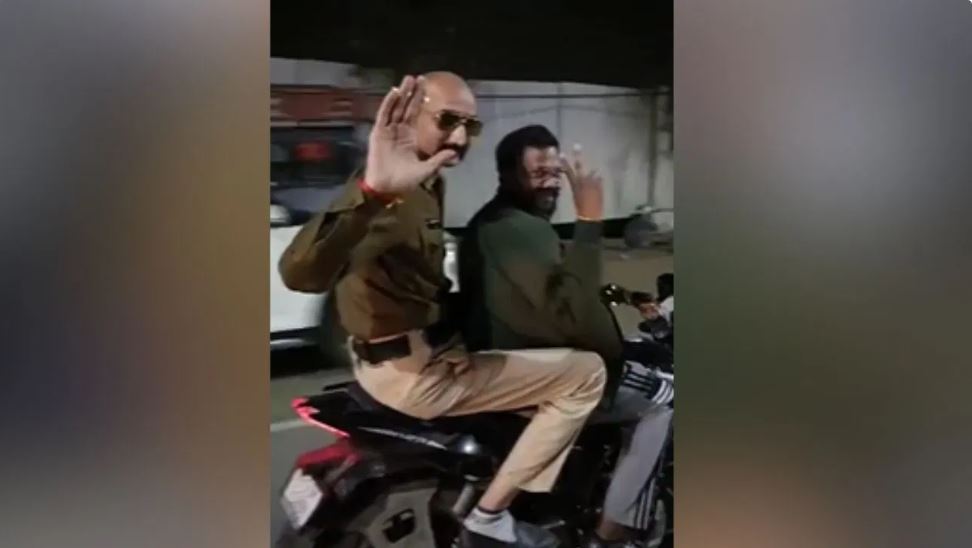 हाथ में सिगरेट, बाइक पर बिना हेलमेट… इंदौर की सड़कों पर घूमते दिखे ‘पुष्पा’ और ‘शेखावत’ सर