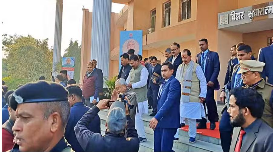 छात्र आंदोलन के सवाल पर सीएम नीतीश हाथ जोड़े और निकल गए